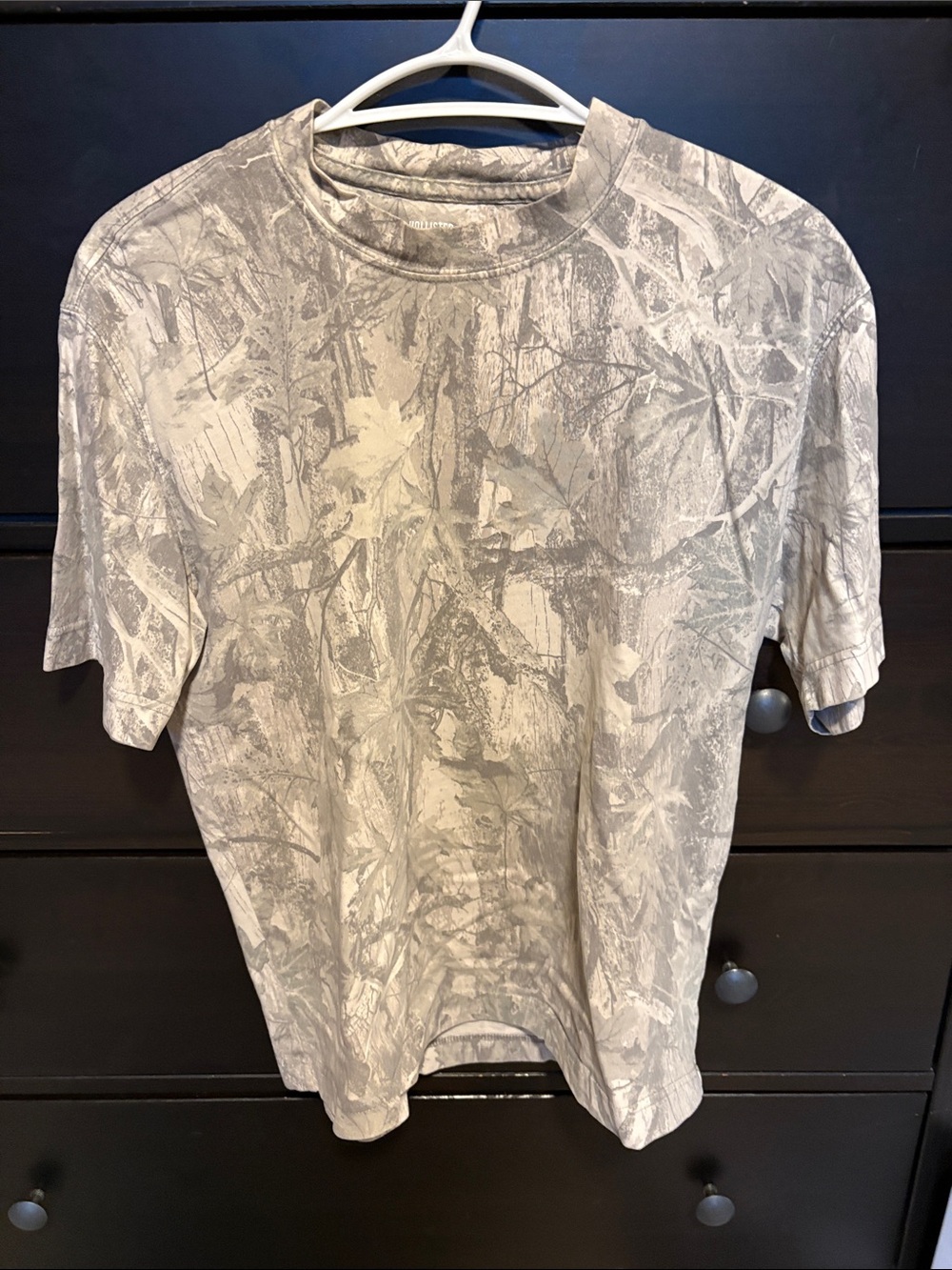Hollister Men’s Short Sleeve Crewneck Tee in Gray Camouflage Print